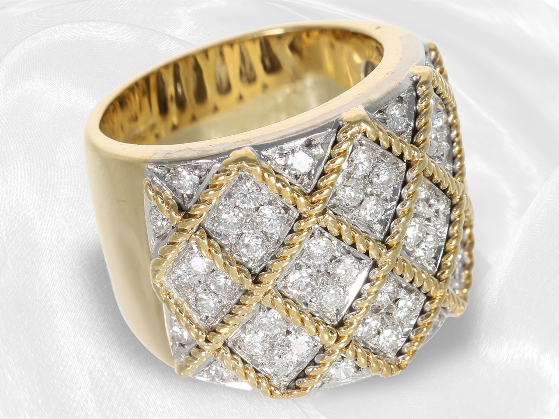 Ring: geschmackvoller und dekorativ gestalteter, moderner italienischer Designer-Goldschmiedering mi - Bild 3 aus 3