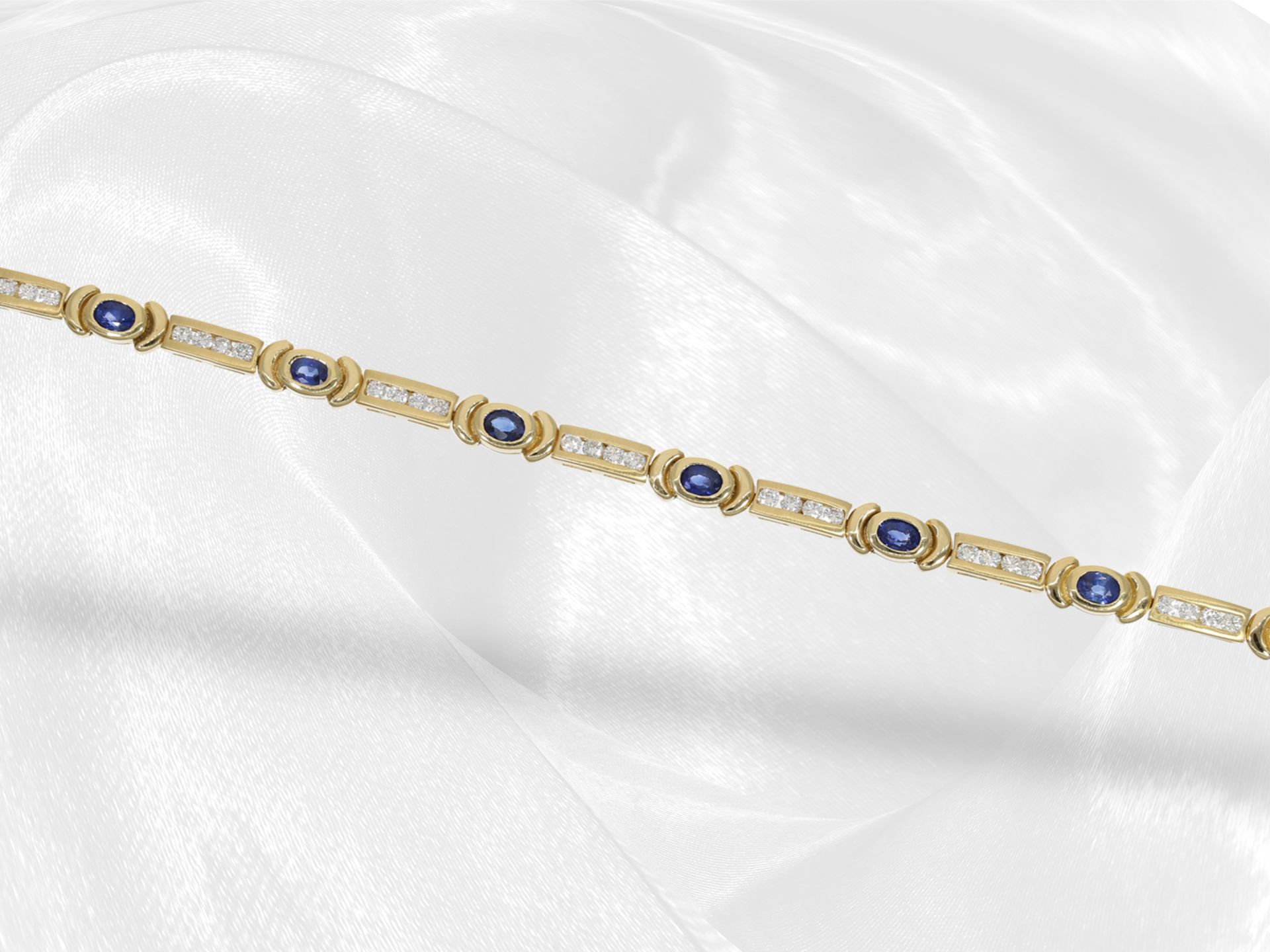 Armband: attraktives Goldschmiedearmband mit Saphiren und Brillanten, insgesamt ca. 2,92ct, 18K Gold - Bild 2 aus 3