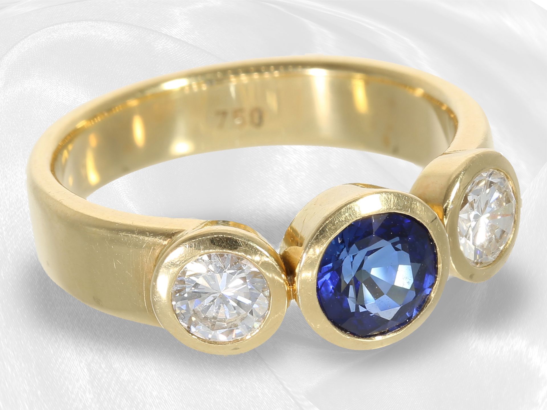 Ring: sehr schöner Goldschmiedering mit Saphir und 2 Brillanten, insgesamt ca. 1,51ct, 18K Gold - Bild 3 aus 3