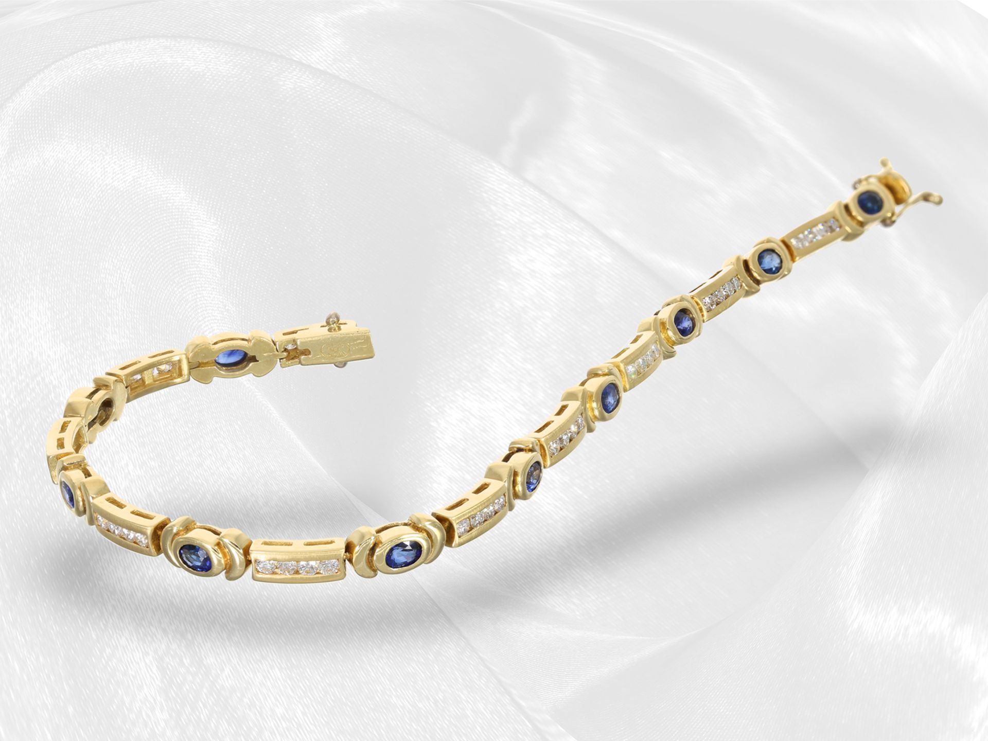 Armband: attraktives Goldschmiedearmband mit Saphiren und Brillanten, insgesamt ca. 2,92ct, 18K Gold - Bild 3 aus 3