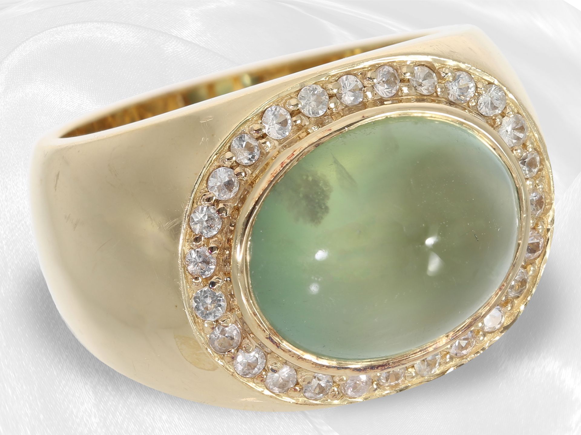 Ring: breiter und schöner Goldschmiedering mit großem Cabochon-Farbstein und weißen Saphiren - Bild 2 aus 4