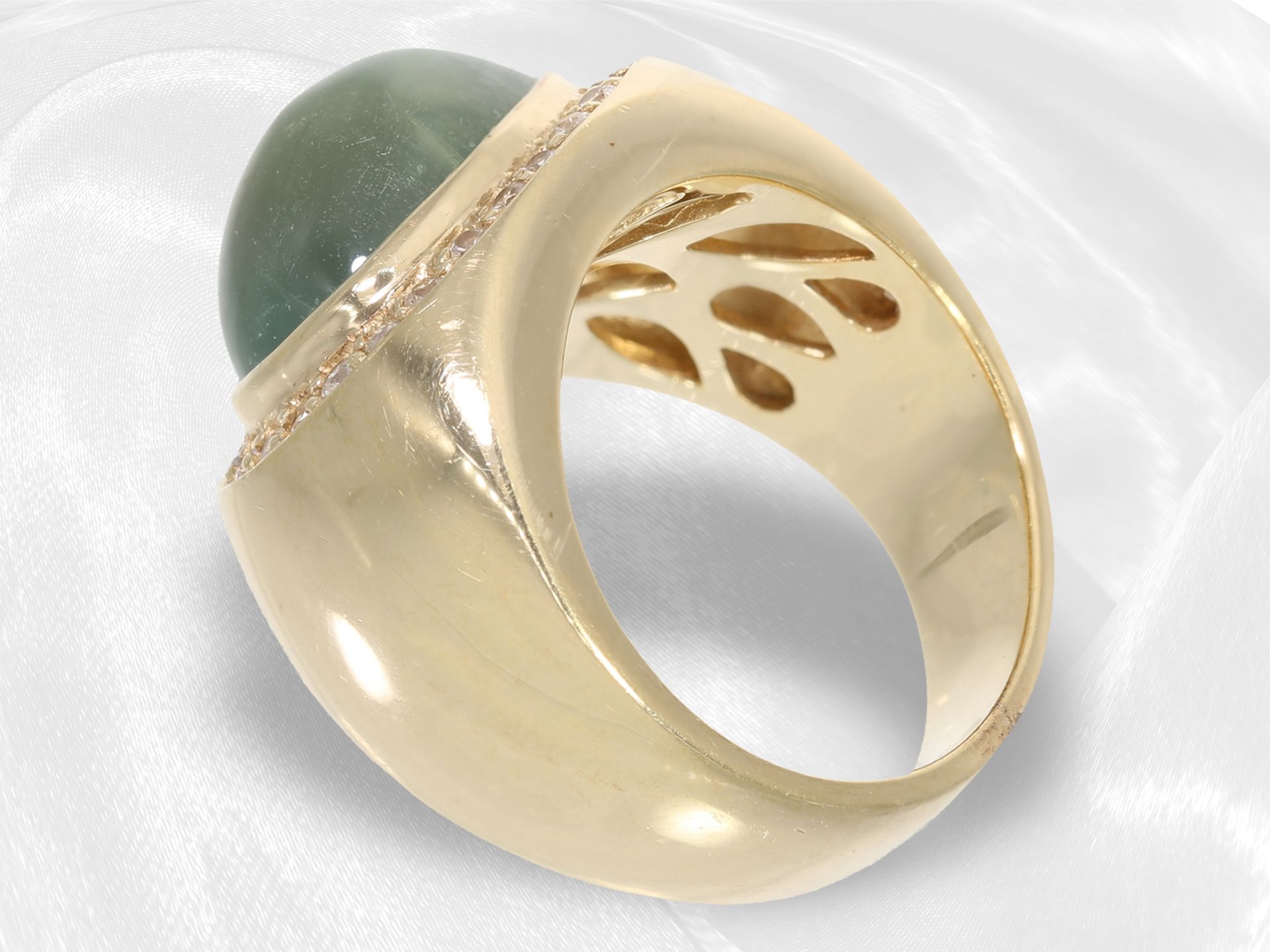 Ring: breiter und schöner Goldschmiedering mit großem Cabochon-Farbstein und weißen Saphiren - Bild 4 aus 4