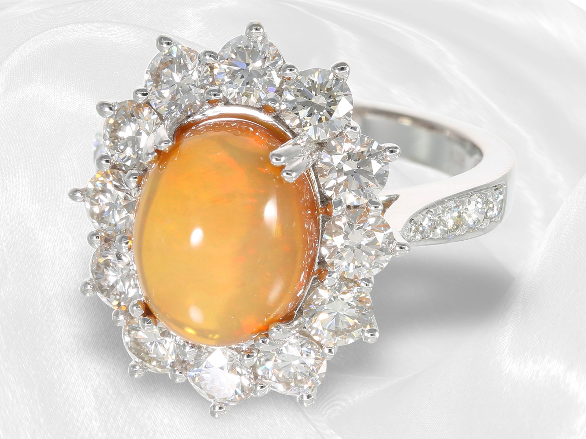Ring: äußerst dekorativer, hochwertiger Goldschmiedering mit großem Feuer-Opal und reichhaltigem Bri - Bild 3 aus 4