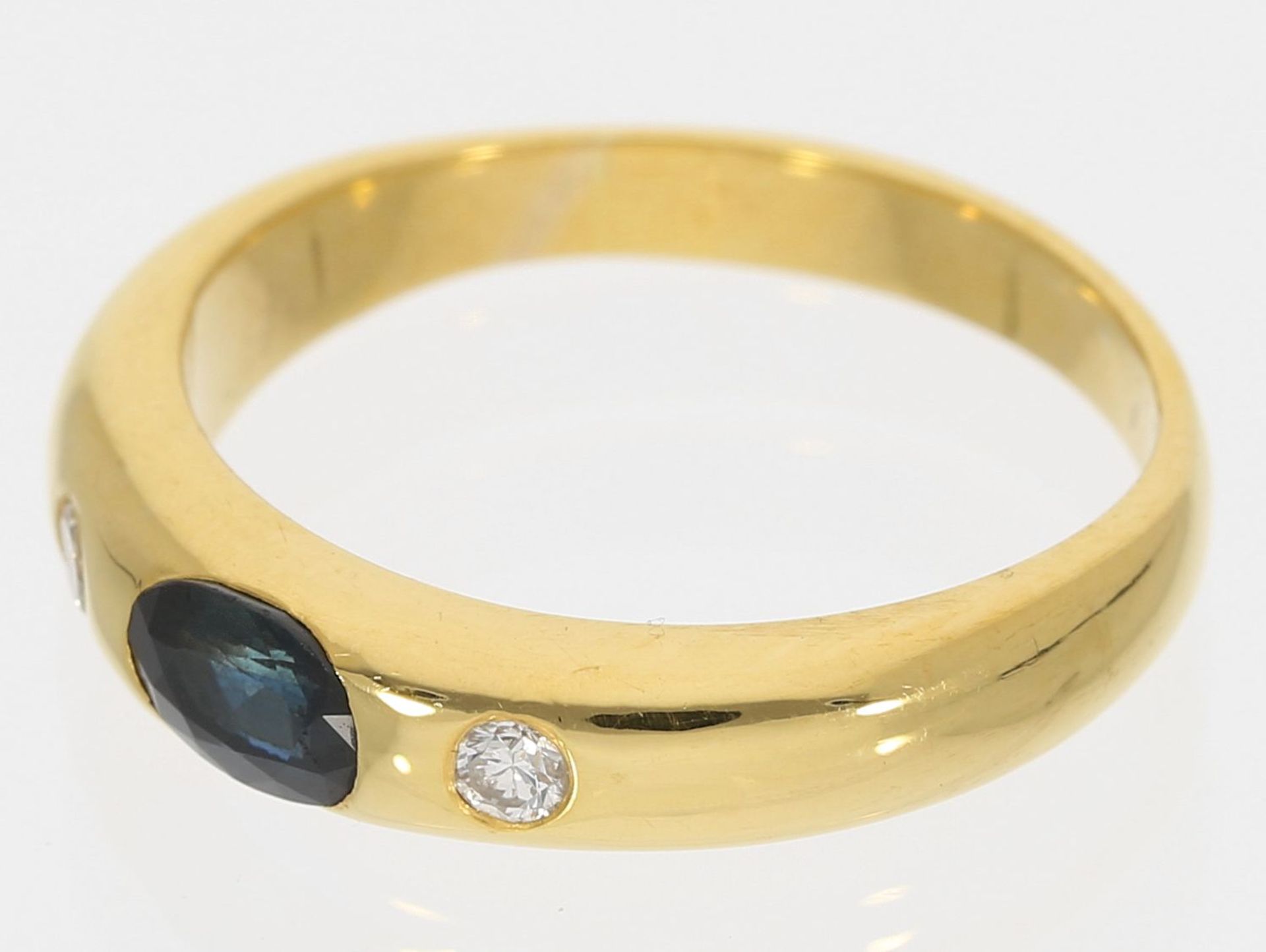 Ring: klassischer Bandring mit Saphir und Brillanten, 18K Gold - Bild 2 aus 2