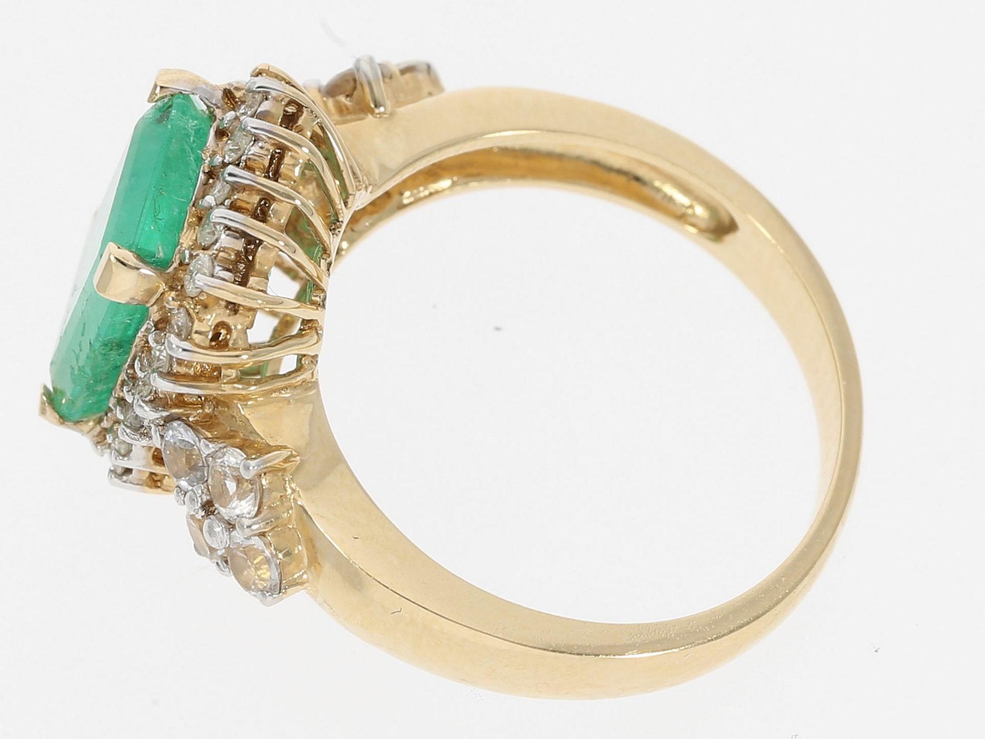 Ring: goldener Smaragd-Goldring mit Brillanten und farblosen Steinen - Bild 2 aus 2