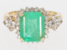 Ring: goldener Smaragd-Goldring mit Brillanten und farblosen Steinen
