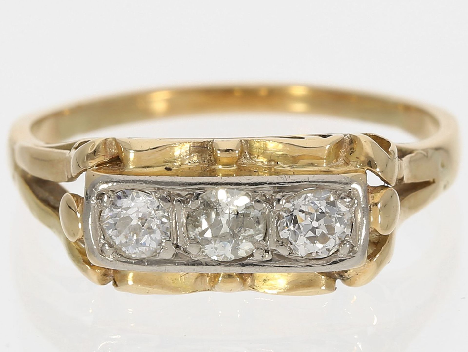 Ring: attraktiver antiker Goldring mit Altschliff-Diamanten von zusammen ca. 0,45ct, 14K Gold