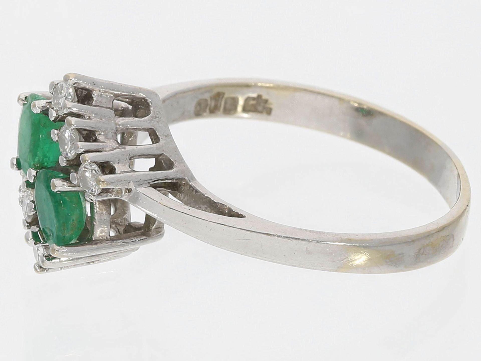 Ring: attraktiver vintage Smaragdring mit Brillanten, insgesamt ca. 0,66ct, 14K Gold - Bild 2 aus 2