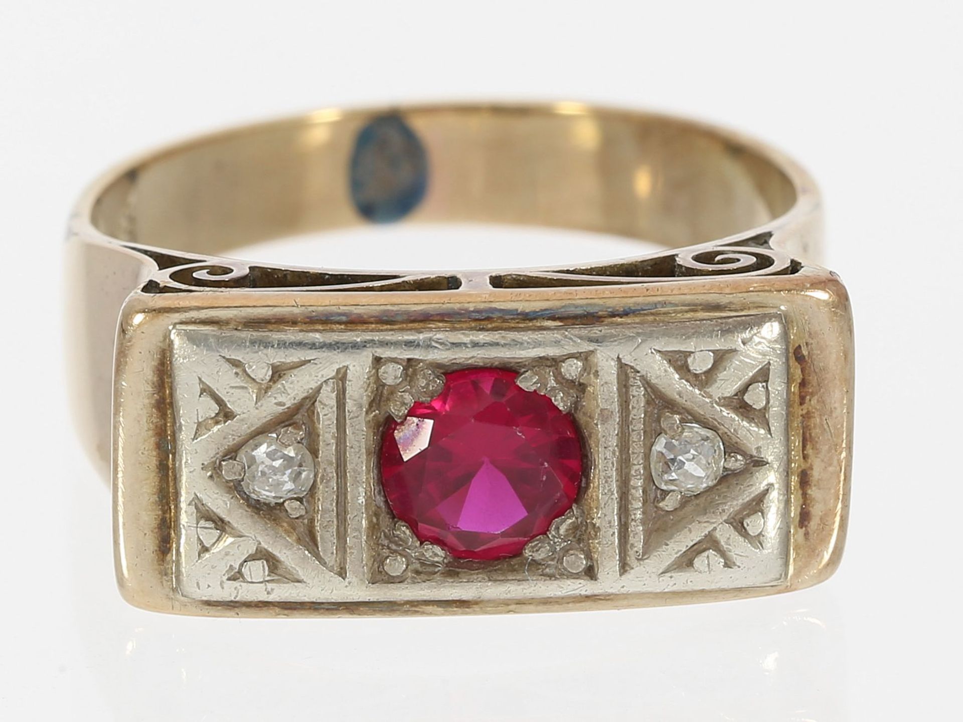 Ring: antiker Ring mit einem Rubin und Diamantrosen, um 1900