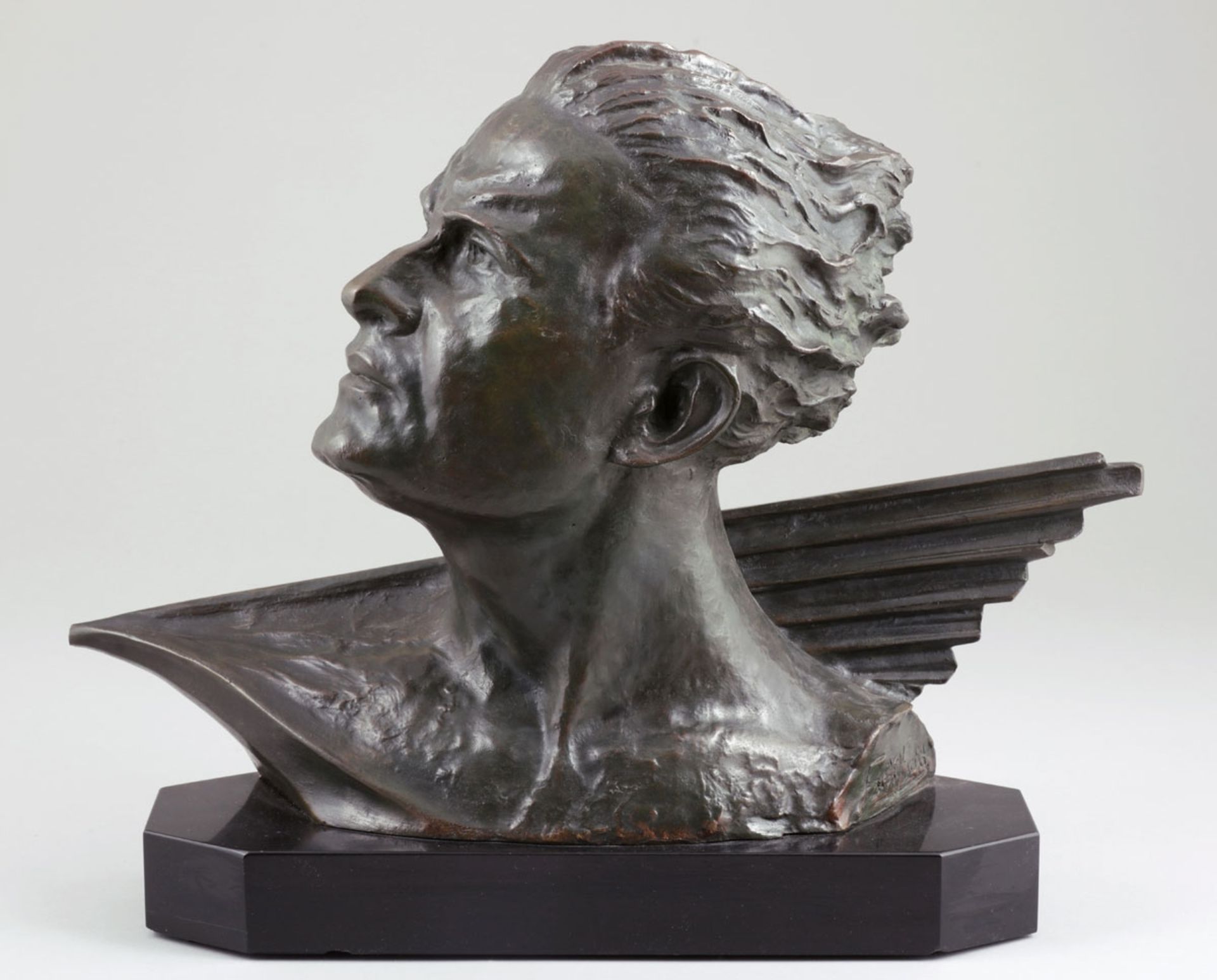 Frédéric C. Focht1879 - Büste von Jean Mermoz - Bronze. Olivgrün und braun patiniert. Sch