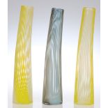 3 leicht gebogene VasenMurano. Farbloses Glas mit grauen und blauen bzw. weißen und gelben B
