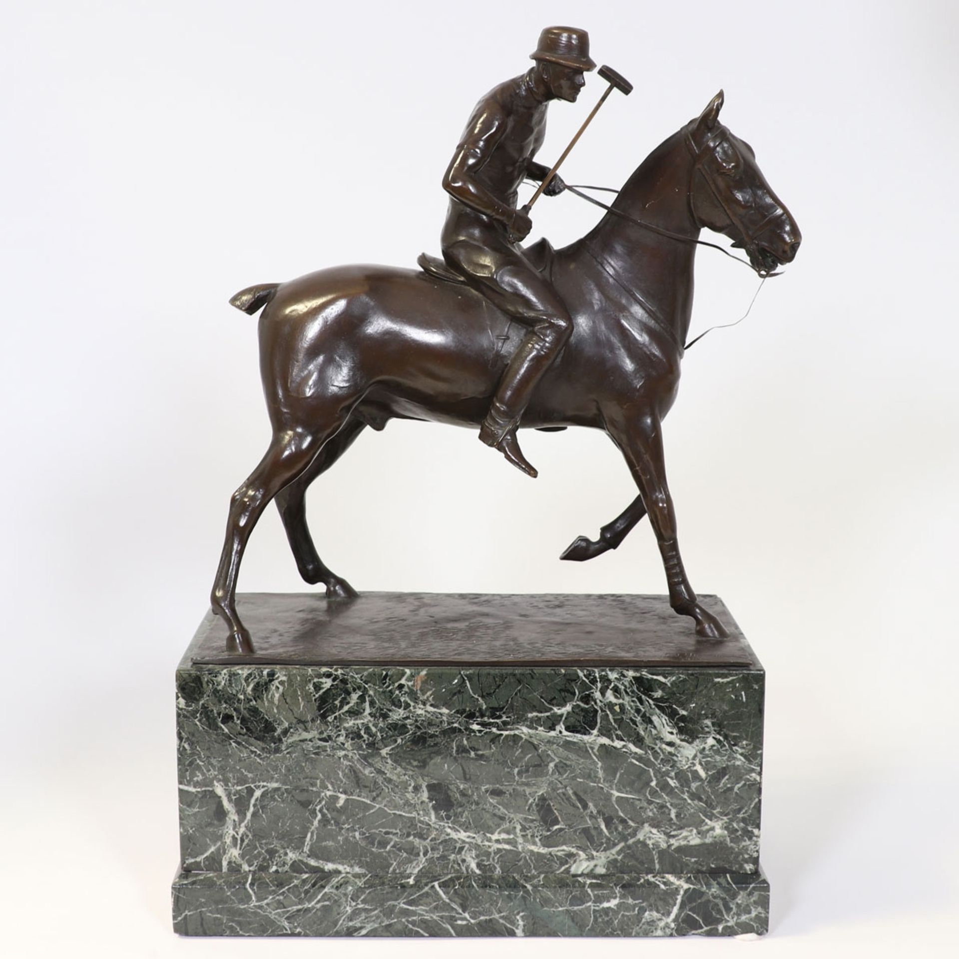 Jean Eduard Dannhäuser 1869 Berlin - 1925 Berlin - Polospieler - Bronze. Braun patiniert. Grüner