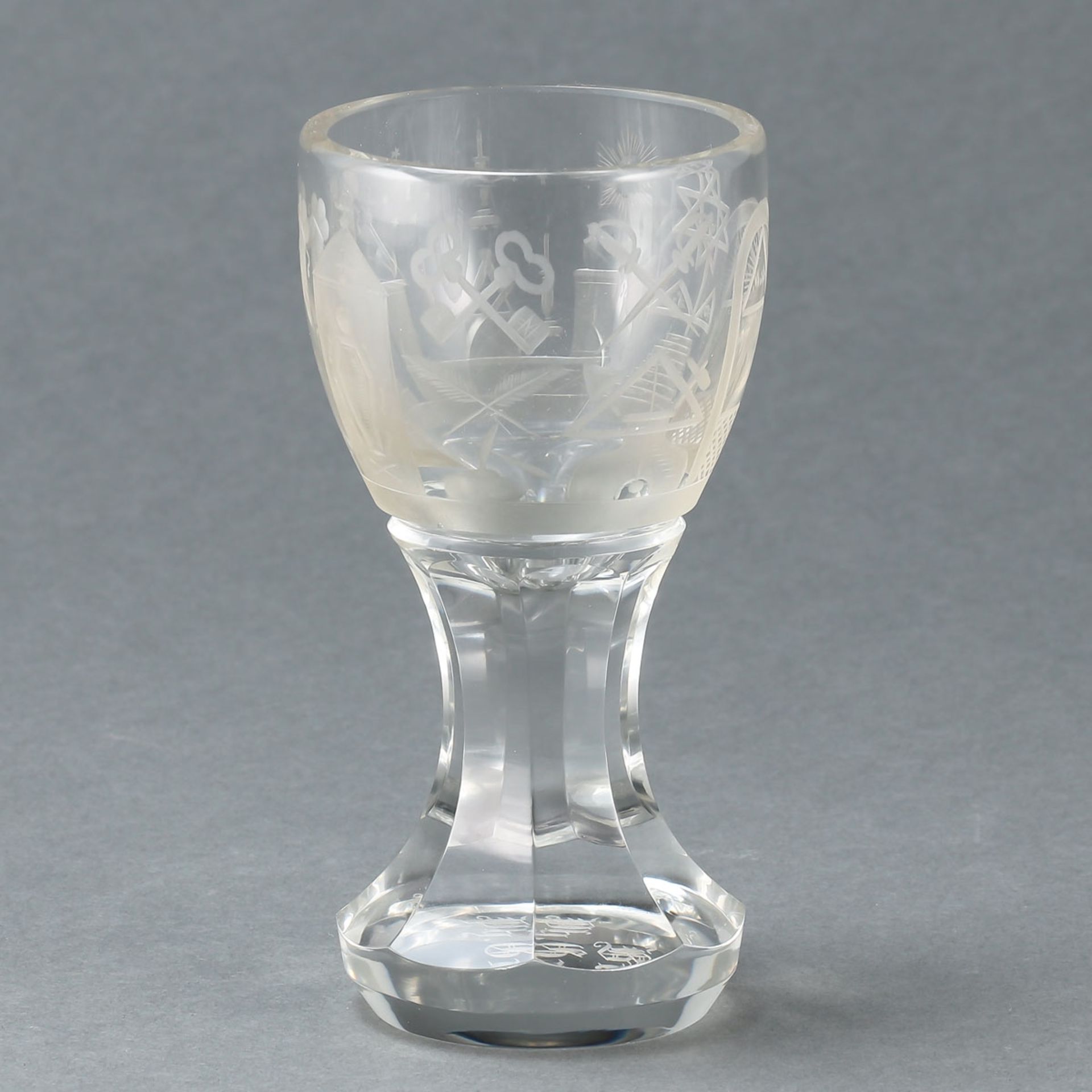 Logenglas sog. Kanone mit Freimaurermotiven 19. Jahrhundert. Farbloses Glas. H. 13,5 cm. Mass