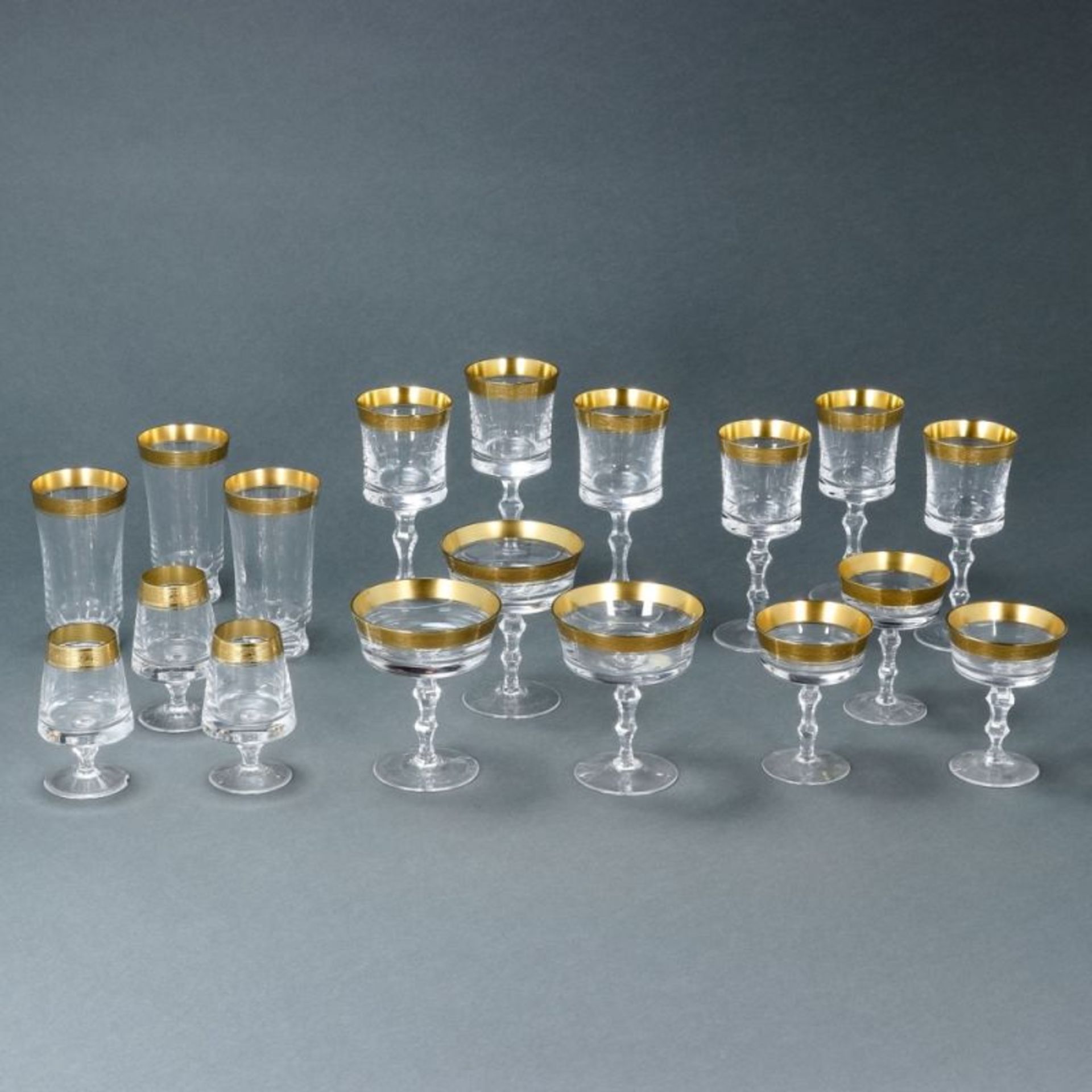 139tlg. Gläserset Steinschönau. Farbloses Glas, breiter Goldrand mit Reliefdekor. 23 Rotwei