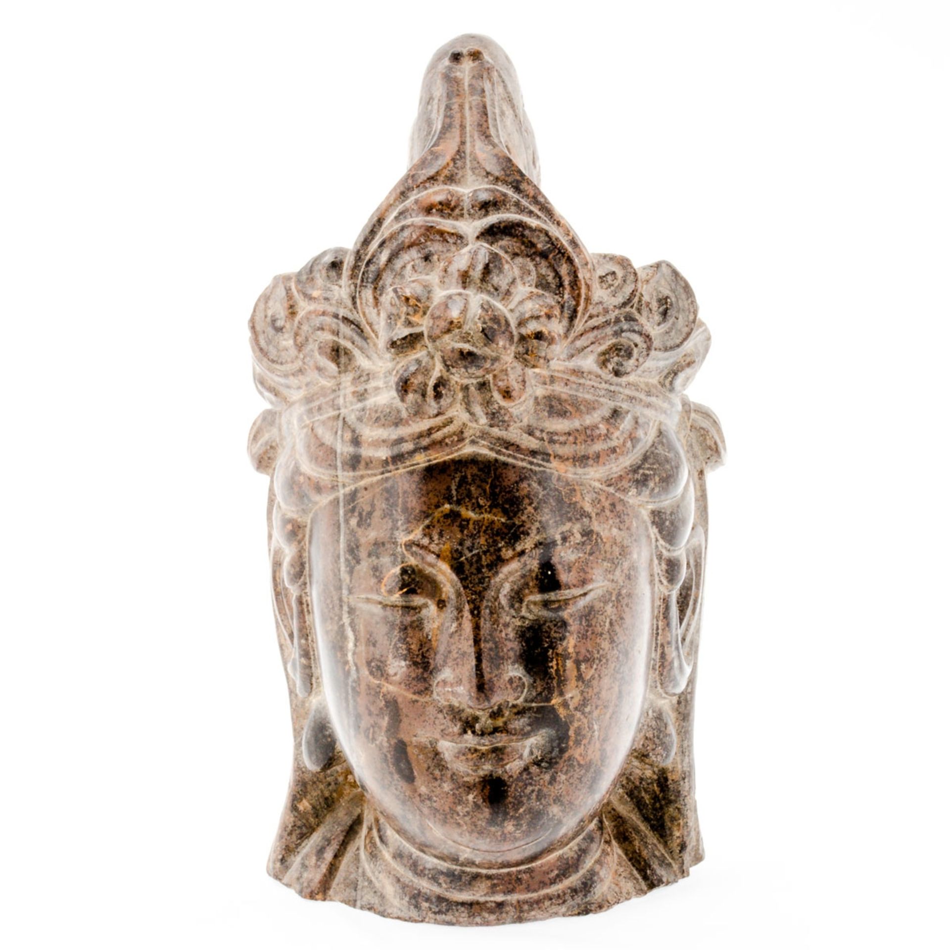 Kopf einer Guanyin China. Stein. H. 27,2 cm. Die vollplastisch ausgearbeitete Guanyin hat ein