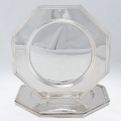 6 Oktogonale Platzteller 800er Silber. Punzen: Herst.-Marke, 800. D. 32 cm. Gew.: 3128 g.