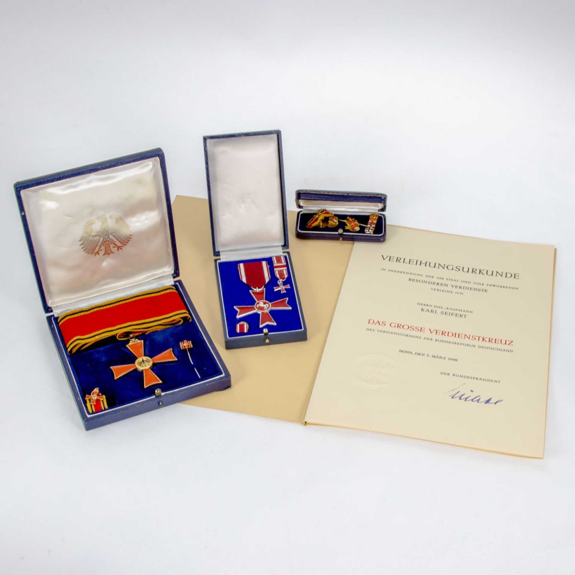 Großes Verdienstkreuz mit Verleihungsurkunde Verdienstkreuz am Halsband, Miniatur sowie Anst