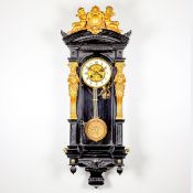 Seltene Historismus Wanduhr Deutschland, um 1880. Ebonisiertes Holz. Metall. 90 x 34 x 20 cm.