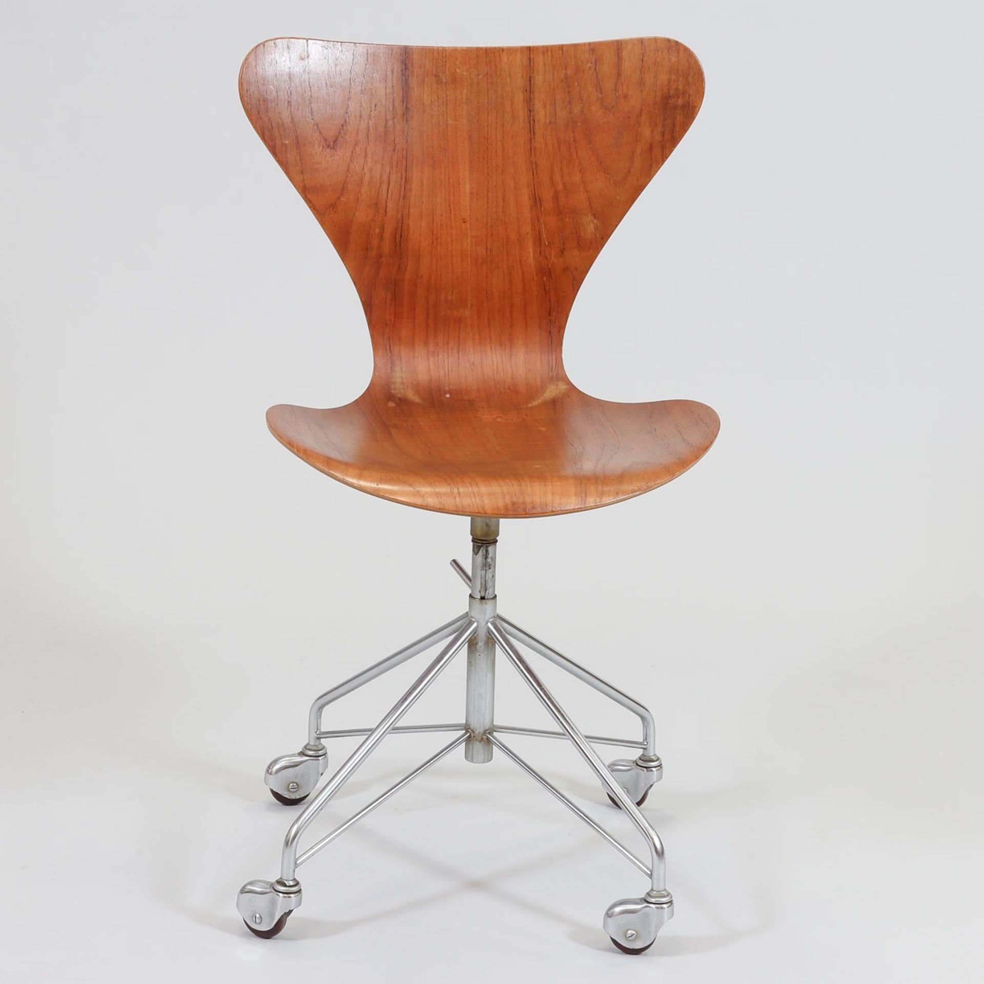 Mid Century Drehstuhl Fritz Hansen/Dänemark. Entwurf: Arne Jacobsen. Teak. Schichtholz. Hers