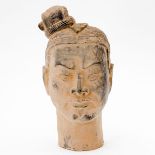 Kopf eines Kriegers China. Terrakotta. H. 29,2 cm. Darstellung der Gesichtszüge, der Ohren u