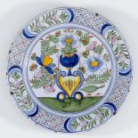 Großer Wandteller 19. Jahrhundert. - Blumen in Vase - Fayence, heller Scherben, weißliche E