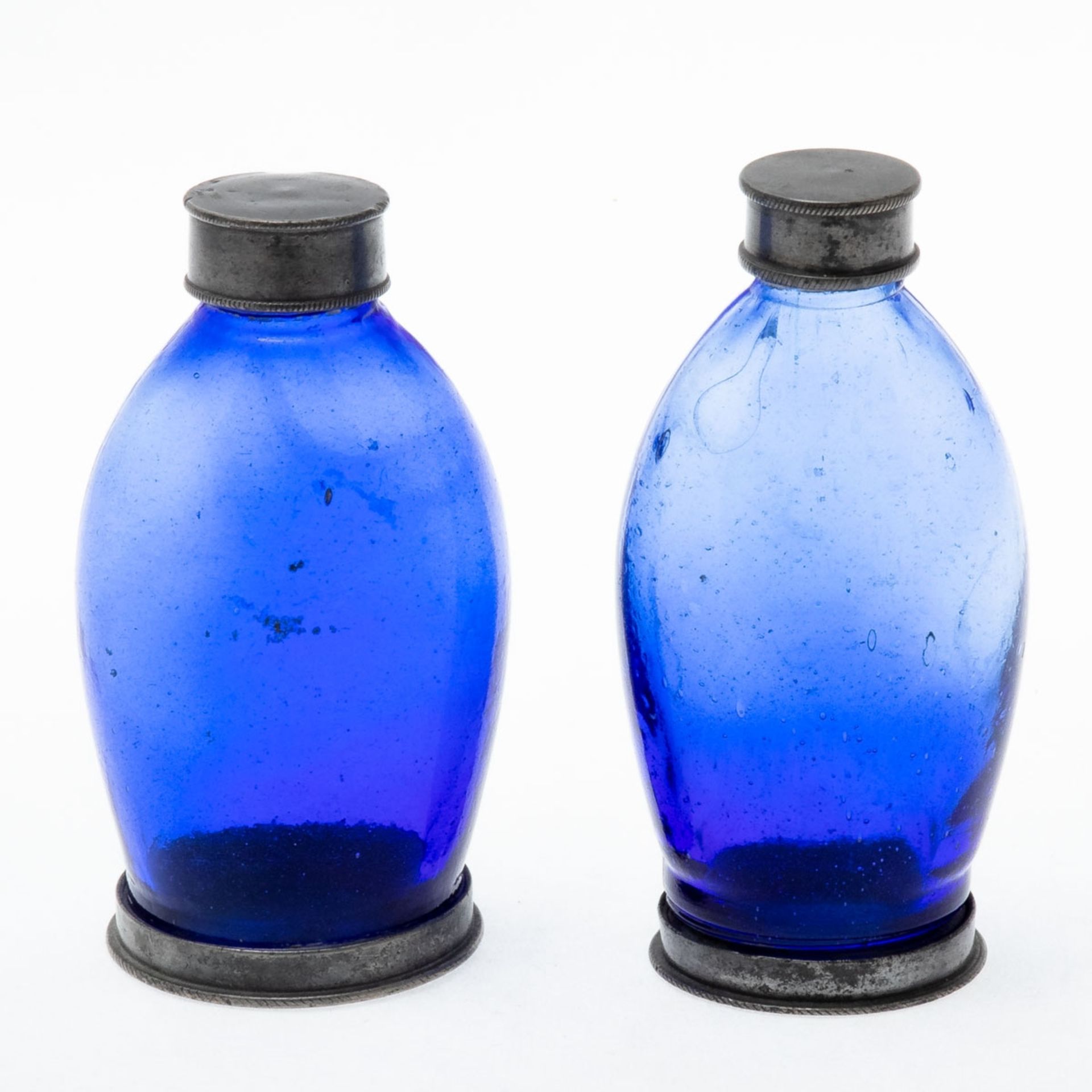 2 Apothekerflaschen 19. Jahrhundert. Blaues Glas. Fuß und Hals mit Schraubgewinde. Zinnboden