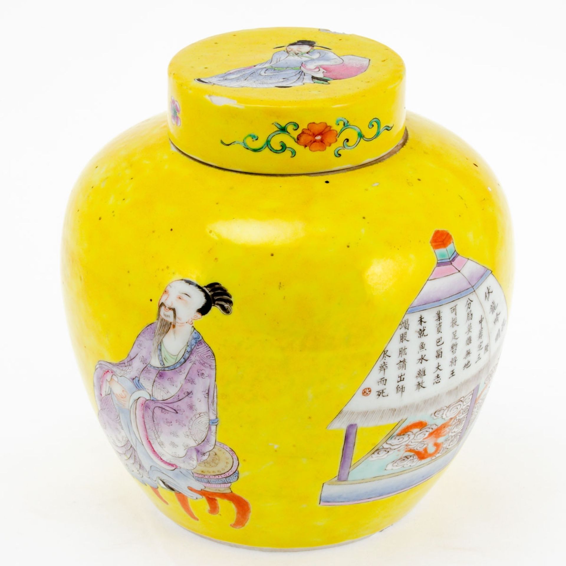 Deckelvase China, späte Qing-Dynastie. Porzellan, weiß, glasiert. Gelber Fond. H. mit / ohn