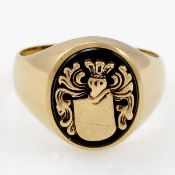 Herrenring mit goldenem Schild auf Onyx 333/- Gelbgold, gestemp. Gewicht: 6,8 g. Juwelierpunz