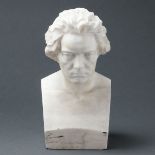 Künstler um 1900 - Ludwig van Beethoven-Büste - Alabaster. H. 33,8 cm. Haarrisse. Leichte K