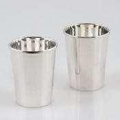 Paar Becher / Mug 925er Silber. Punzen: Herst.-Marke, 925. H. 10 cm. Gew.: 242 g.