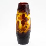 Vase mit Schönmalve Emile Gallé, Nancy, um 1900-1904. Farbloses Glas, weiß, mit rotviolett