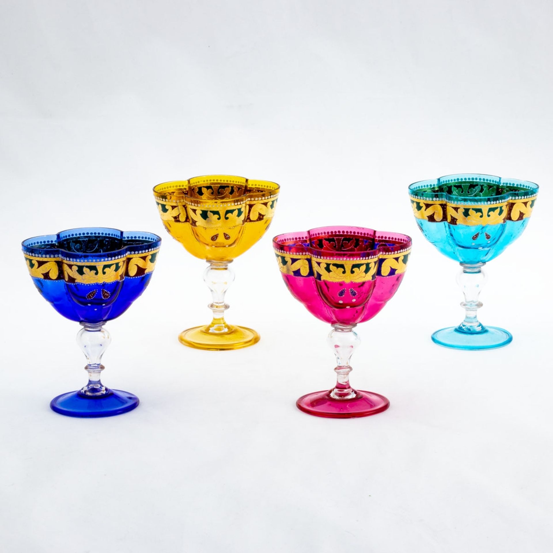 4 vierpassige, farbige Gläser Murano, Mitte bis Ende 20. Jahrhundert. Fuß mit nach unten um