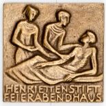 Plakette Henriettenstift Bronze. 6,7 x 6,7 cm. Figurale Darstellung einer Fürsorge-Szene und