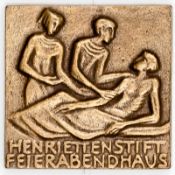 Plakette Henriettenstift Bronze. 6,7 x 6,7 cm. Figurale Darstellung einer Fürsorge-Szene und