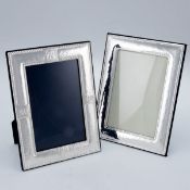 2 Fotorahmen 925er Silber. Punzen: Herst.-Marke, 925. Best. 1 Fotorahmen 14,8 x 9,8 cm u. 20