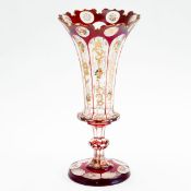 Vase mit gebogtem Rand Böhmen, um 1880. - Blumen und Rocaillen - Farbloses Glas, facettiert.