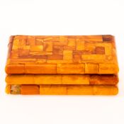 Bernstein-Schatulle Königsberg, um 1930. Bernstein, Holz. H, B, T: 4,7 x 14,7 x 10,7 cm. Mit