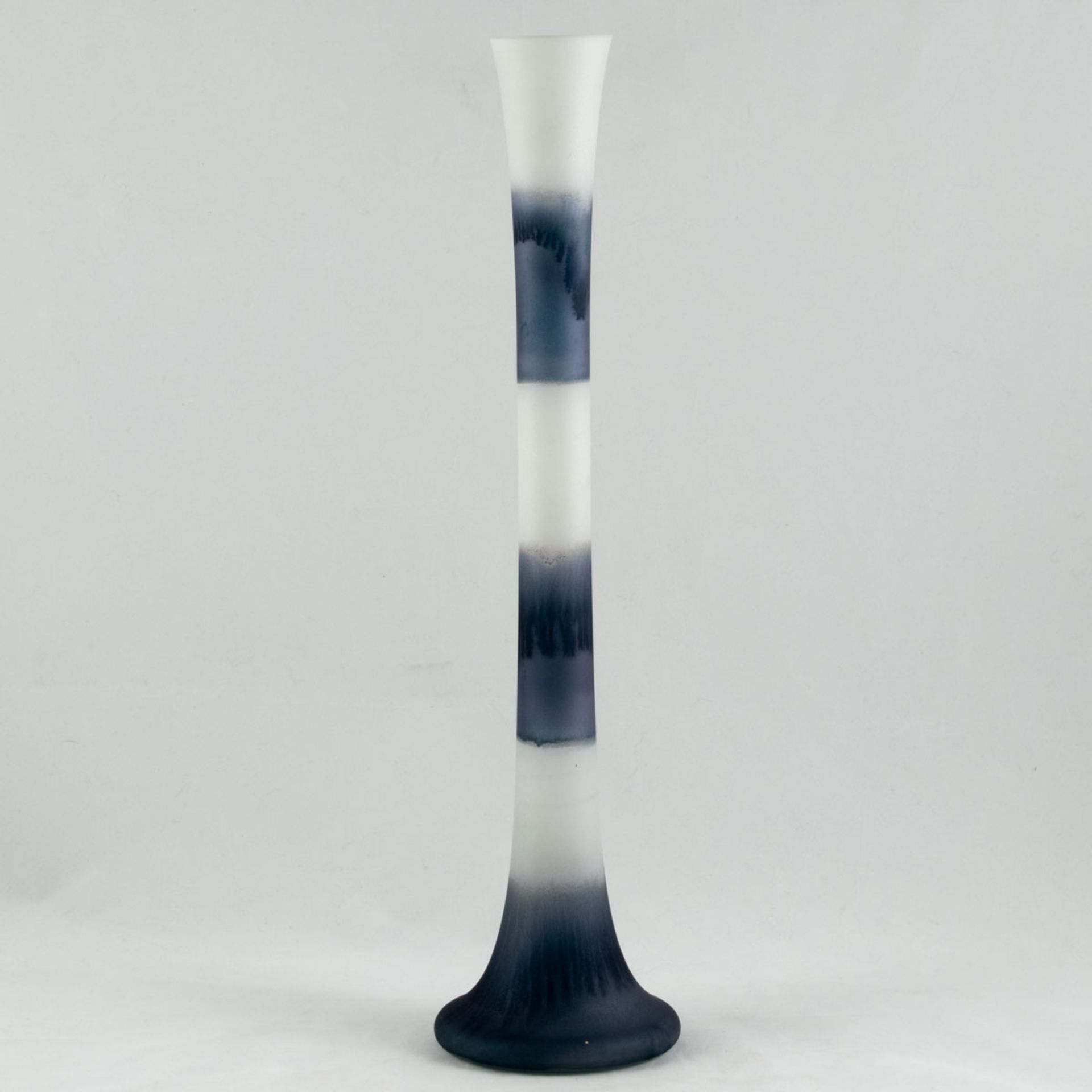 Hohe Stangenvase IRA Kristall, Zwiesel. Farbloses Glas, mit blauer Laufglasur. Oberfläche sa - Image 3 of 3