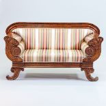 Biedermeier Sofa Norddeutschland, 1820. Mahagoni. 99,5 x 180 x 68 cm. Rest.bed. Auf vier ausg