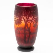 Vase mit Fluß und Bäumen Opakweißes Glas, mit gelb-orangen Pulvereinschmelzungen. Violett