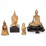 Drei kleine Buddhas, ein Buddhakopf - Buddha in Bhumisparsa Mudra - Bronze. H. ohne / mit Soc