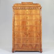 Biedermeier Kleiderschrank Deutschland, um 1830/40. Kirsche. Obstholz. 179,5 x 107 x 53 cm. R