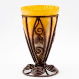 Art Déco Vase mit Eisenfassung nach Louis Majorelle Farbloses Glas mit gelb, orangen und bla