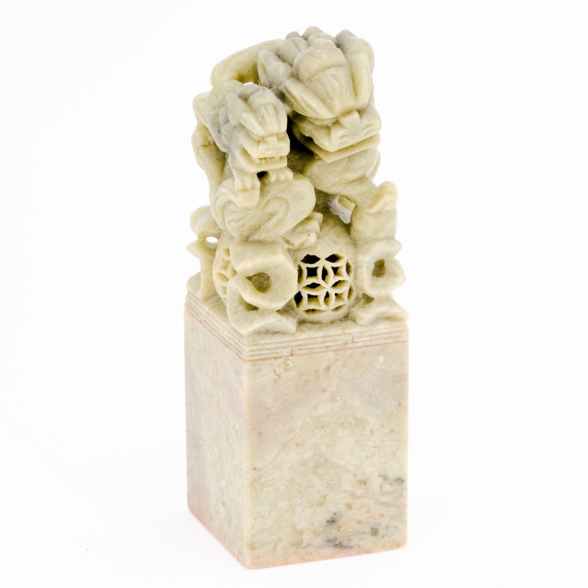 Siegelstempel China, 20. Jahrhundert. Speckstein. H. 11,8 cm. Seladonfarbener Speckstein mit