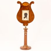 Biedermeier Lichtschirm England, 19. Jh. Mahagoni. Obstholz. Messing. H. 47 cm. B. 17,3 cm. L