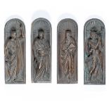 4 Heiligenfiguren in Nischen 19. Jahrhundert. Bronze. Je H. ca. 22 cm. B. ca. 7 cm. Verso tei