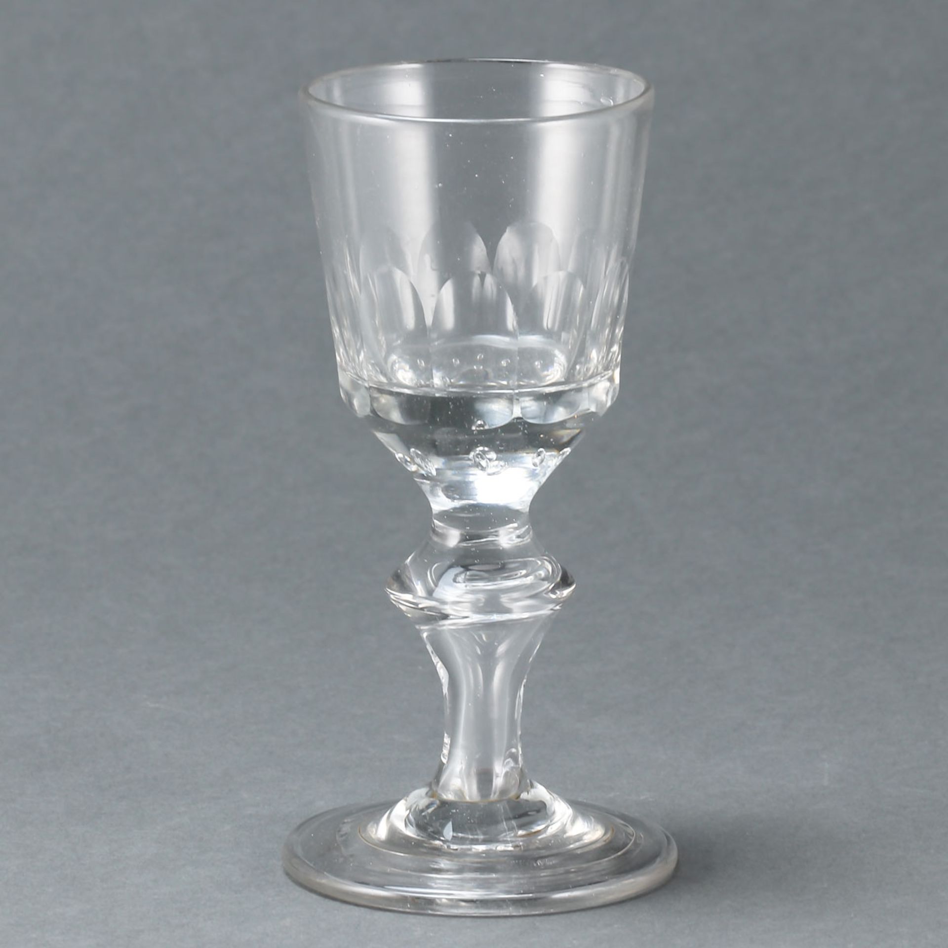 Kelchglas Lauenstein, zugeschrieben, um 1770. Farbloses Glas. Ausgeschliffener Abriss. H. 15,