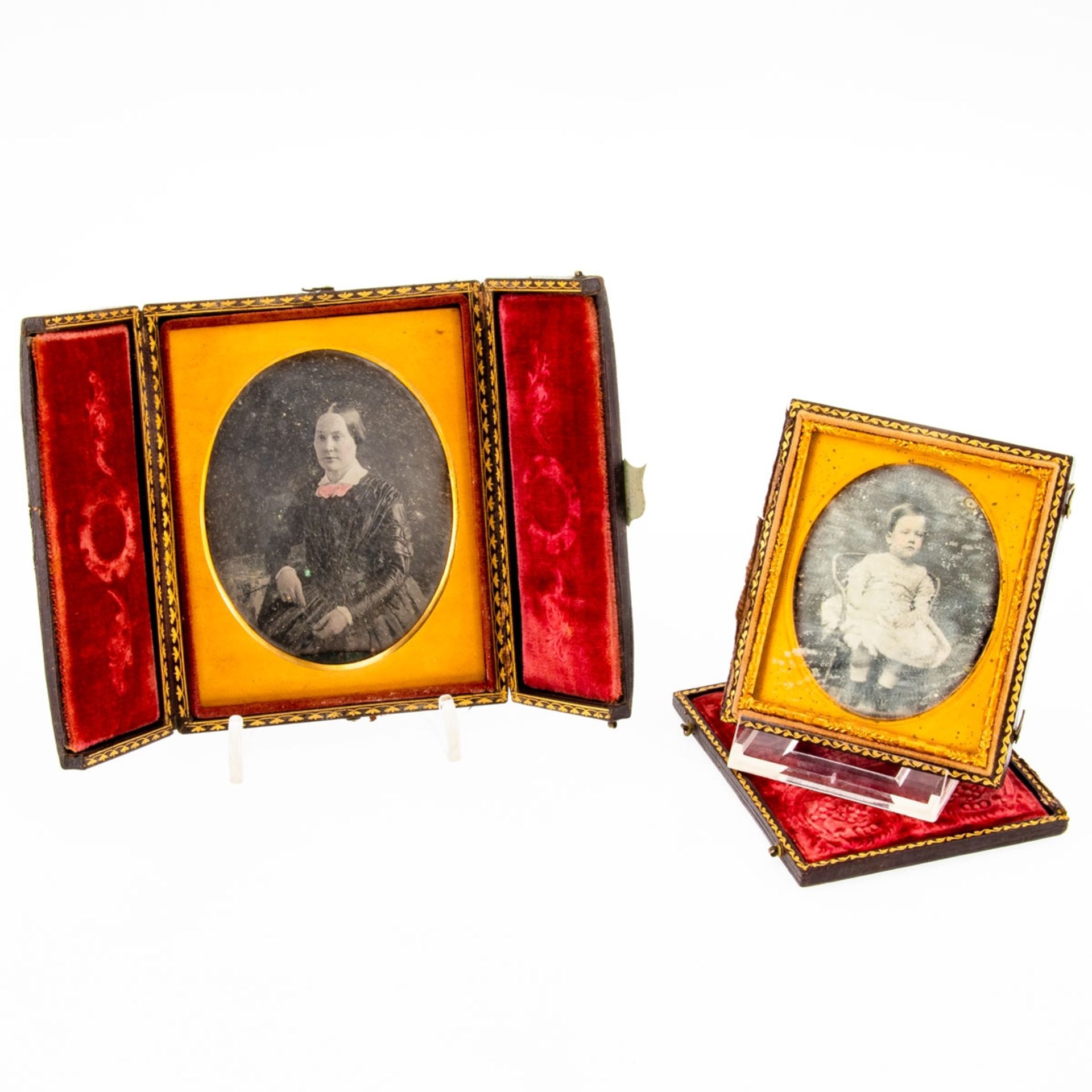 2 Daguerreotypien Wohl um 1840. Damen- und Kinderaufnahme. Je unter Glas gefasst, Passepartou