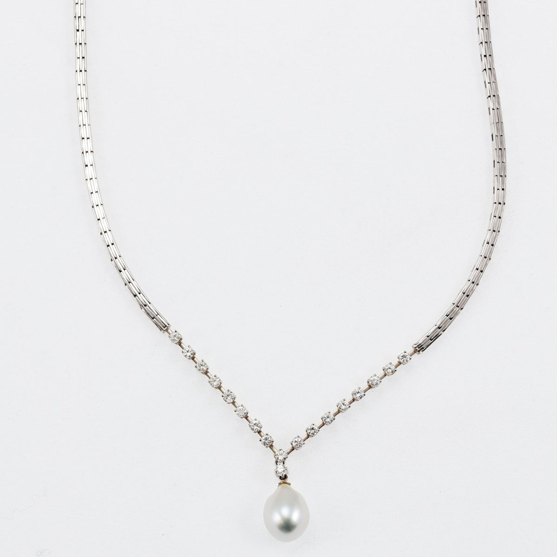 Ausgefallenes Collier mit Perle und Brillanten 750/- Weißgold gestemp. Gewicht: ca. 31 g. Pu