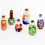 6 Snuffbottles China. Pekingglas. Polychrome Überfänge. H. 6,1 - 7,6 cm. Löffel bei einer